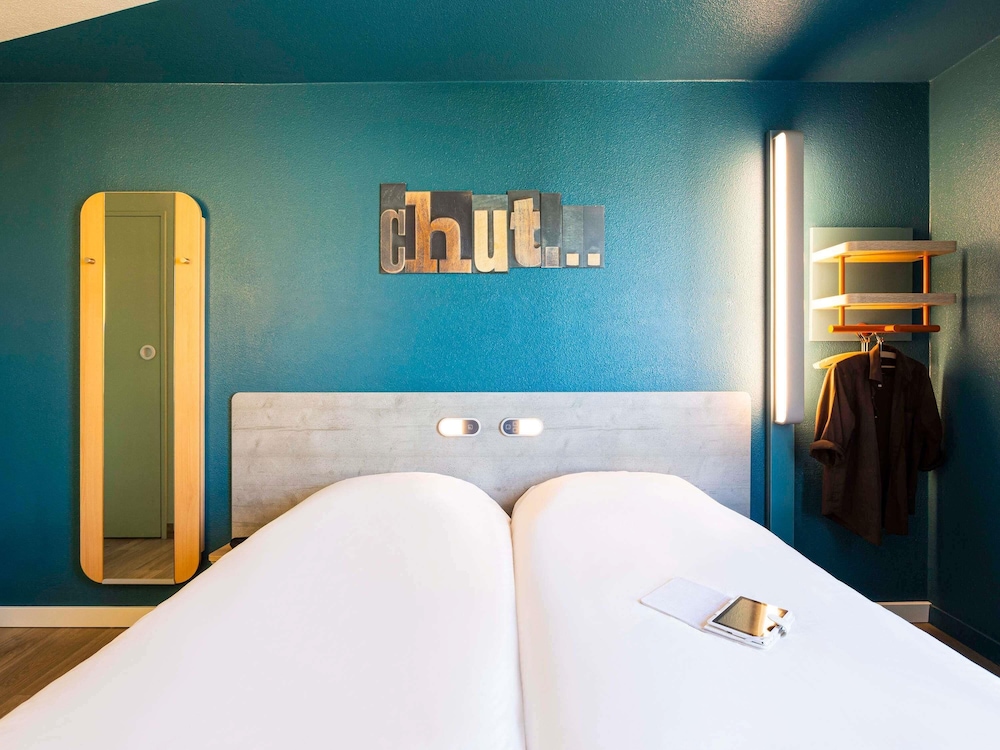 Habitación con 2 camas individuales, 2 camas individuales del hotel ibis budget Bordeaux Centre Gare Saint Jean. Foto 4