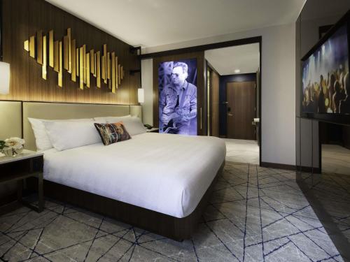 Habitación Superior con cama extragrande del hotel Hard Rock Hotel New York