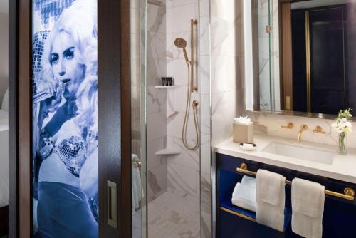 Estudio con balcón del hotel Hard Rock Hotel New York. Foto 1