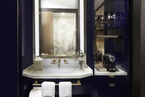 Habitación Superior con cama extragrande del hotel Hard Rock Hotel New York. Foto 2