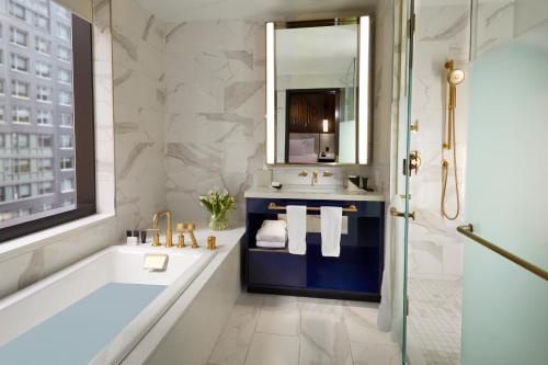 Habitación Deluxe con cama extragrande del hotel Hard Rock Hotel New York. Foto 1