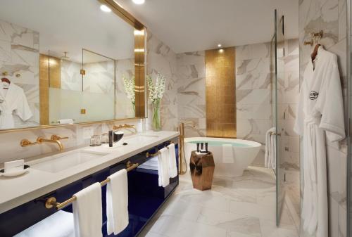 Suite con cama extragrande del hotel Hard Rock Hotel New York. Foto 2