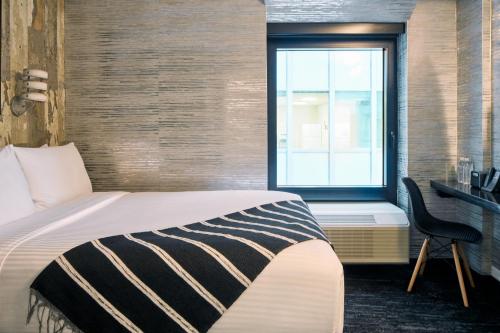 Habitación Estándar - 1 cama grande - Adaptada para personas con discapacidad del hotel The FIDI. Foto 3