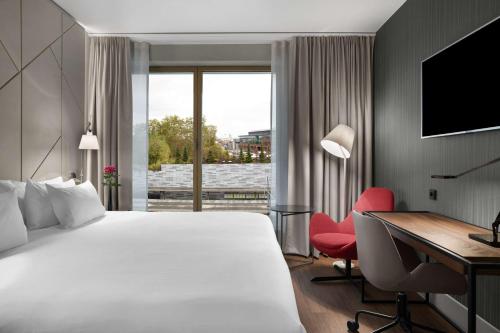 Habitación Doble Premium con Vistas del hotel NH Collection Antwerp Centre. Foto 3