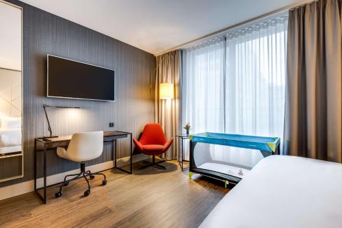 Habitación Doble Premium con vistas y terraza del hotel NH Collection Antwerp Centre. Foto 3