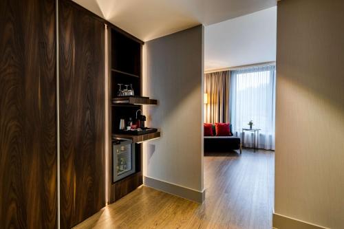 Habitación Doble Premium con vistas y terraza del hotel NH Collection Antwerp Centre. Foto 5