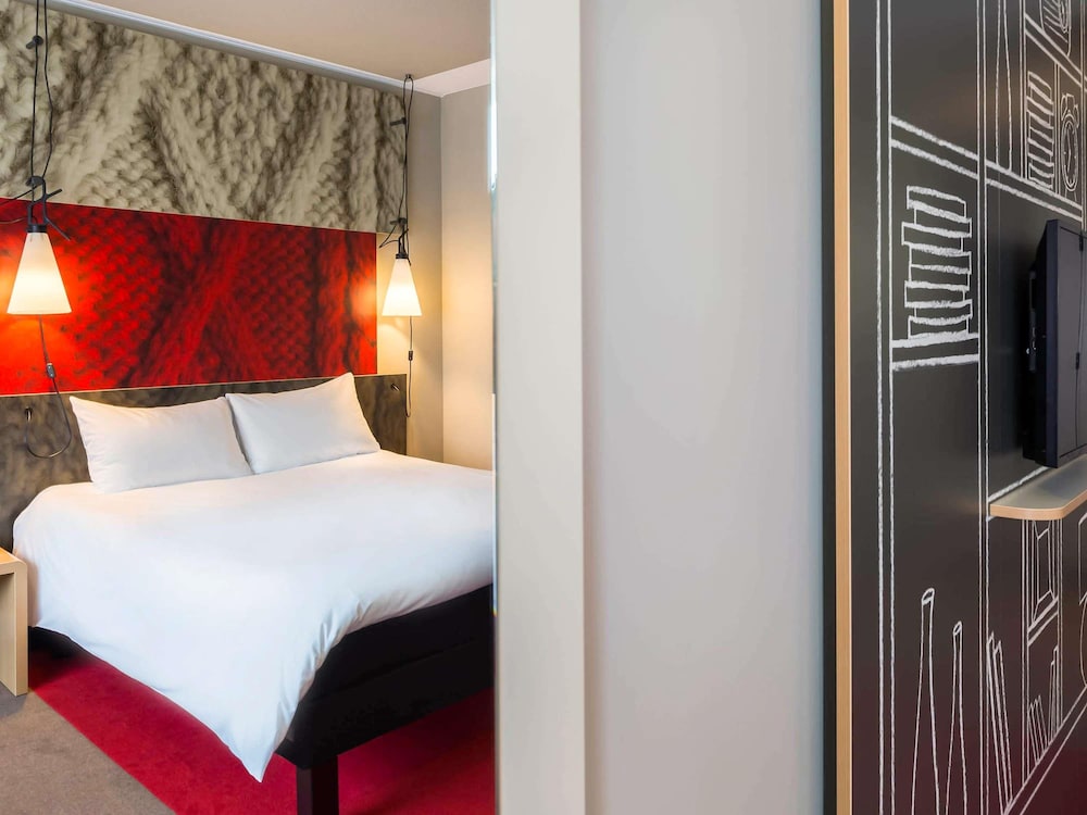 Amplia habitación con cama doble del hotel ibis Wroclaw Centrum