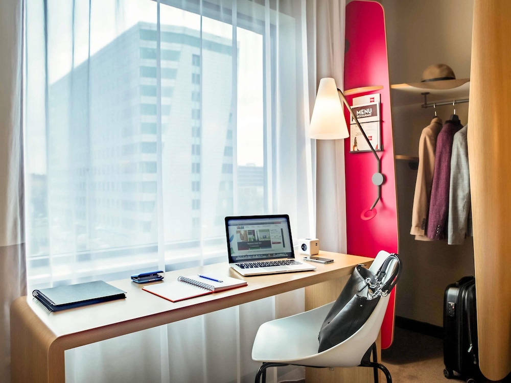 Amplia habitación con cama doble del hotel ibis Wroclaw Centrum. Foto 5