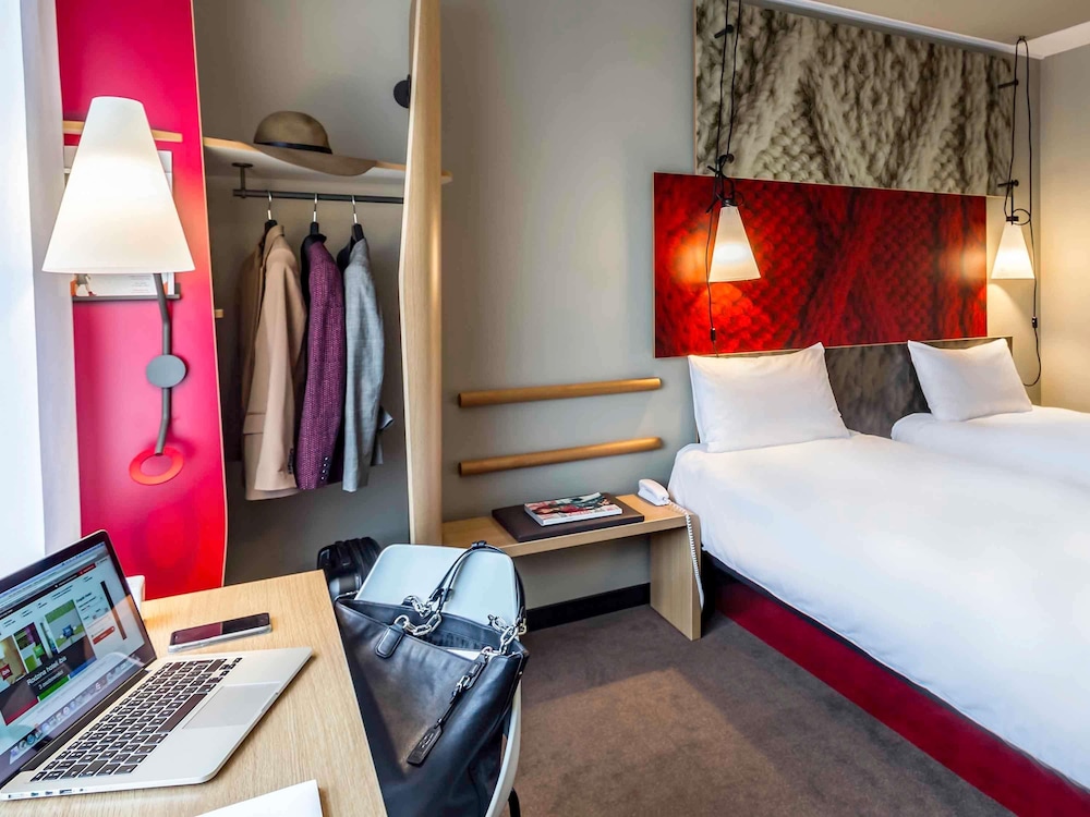 Amplia habitación con cama doble del hotel ibis Wroclaw Centrum. Foto 6