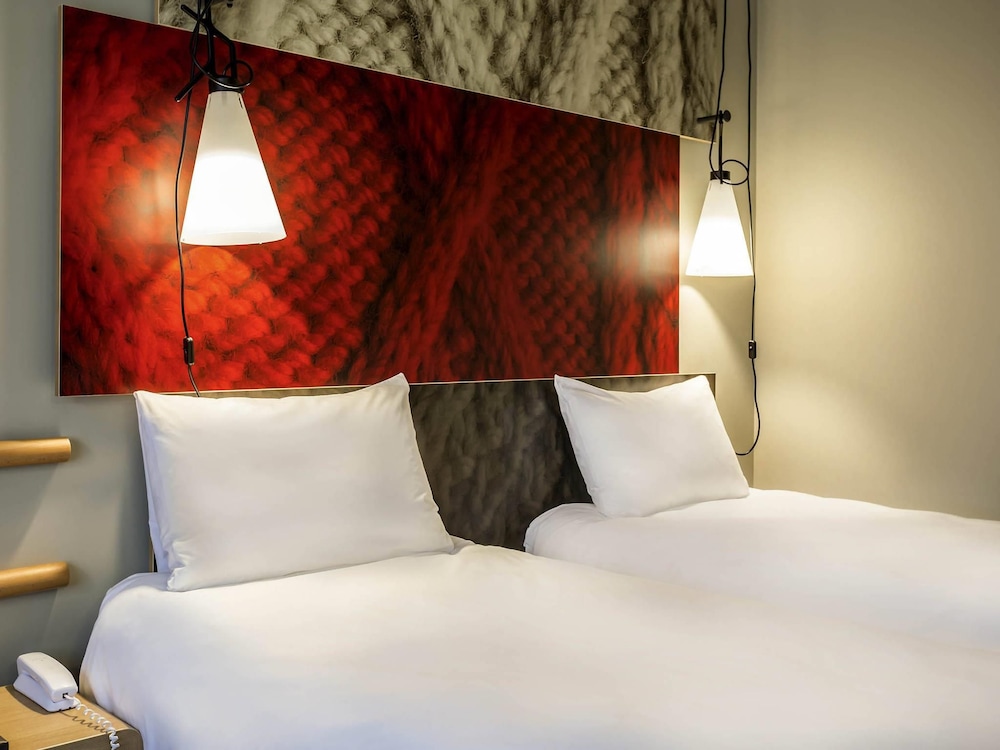 Amplia habitación con camas individuales del hotel ibis Wroclaw Centrum. Foto 5