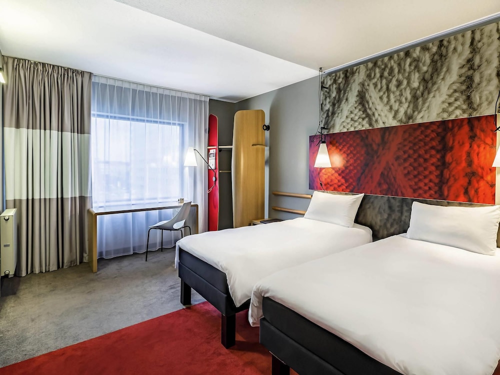 Amplia habitación con camas individuales del hotel ibis Wroclaw Centrum. Foto 6