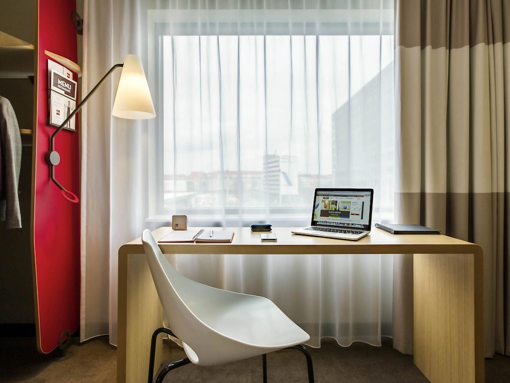 Amplia habitación con camas individuales del hotel ibis Wroclaw Centrum. Foto 7