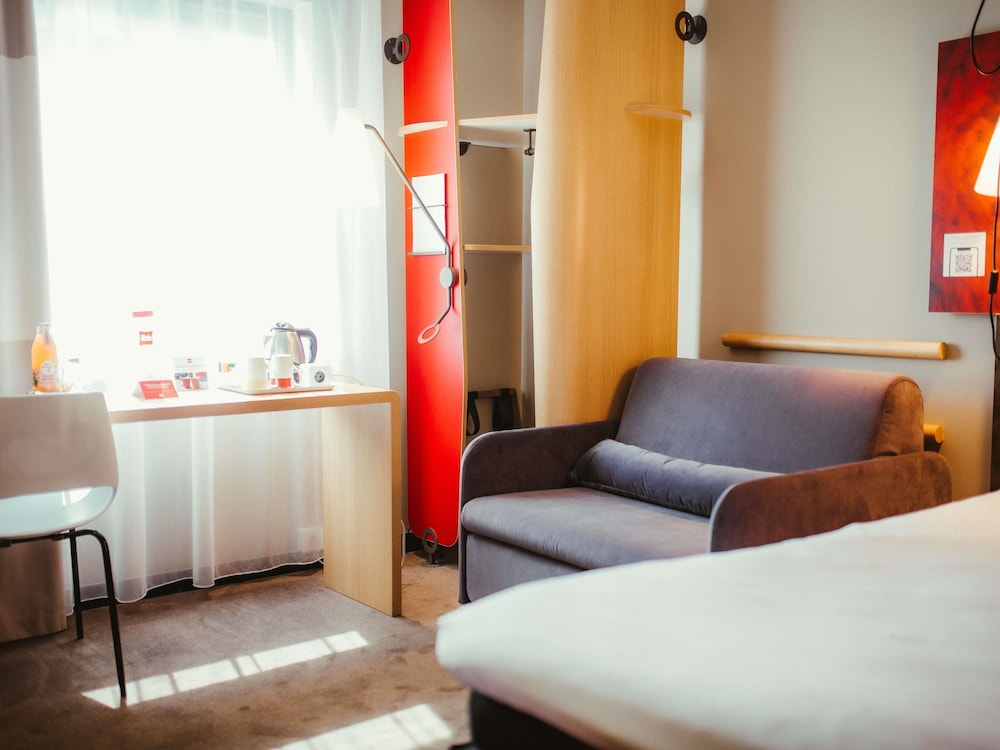 Habitación estándar con 1 cama doble y un sofá - cama individual del hotel ibis Wroclaw Centrum. Foto 4