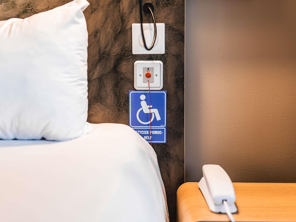 Habitación estándar adaptada para huéspedes con movilidad reducida del hotel ibis Wroclaw Centrum. Foto 1