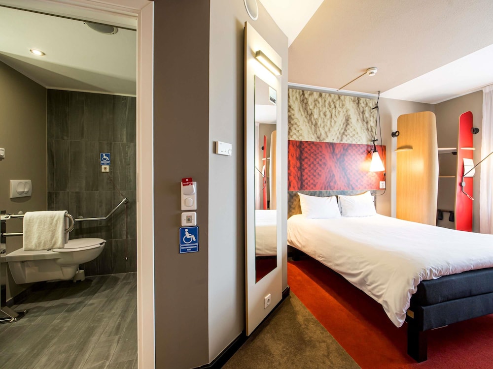 Habitación estándar adaptada para huéspedes con movilidad reducida del hotel ibis Wroclaw Centrum. Foto 3
