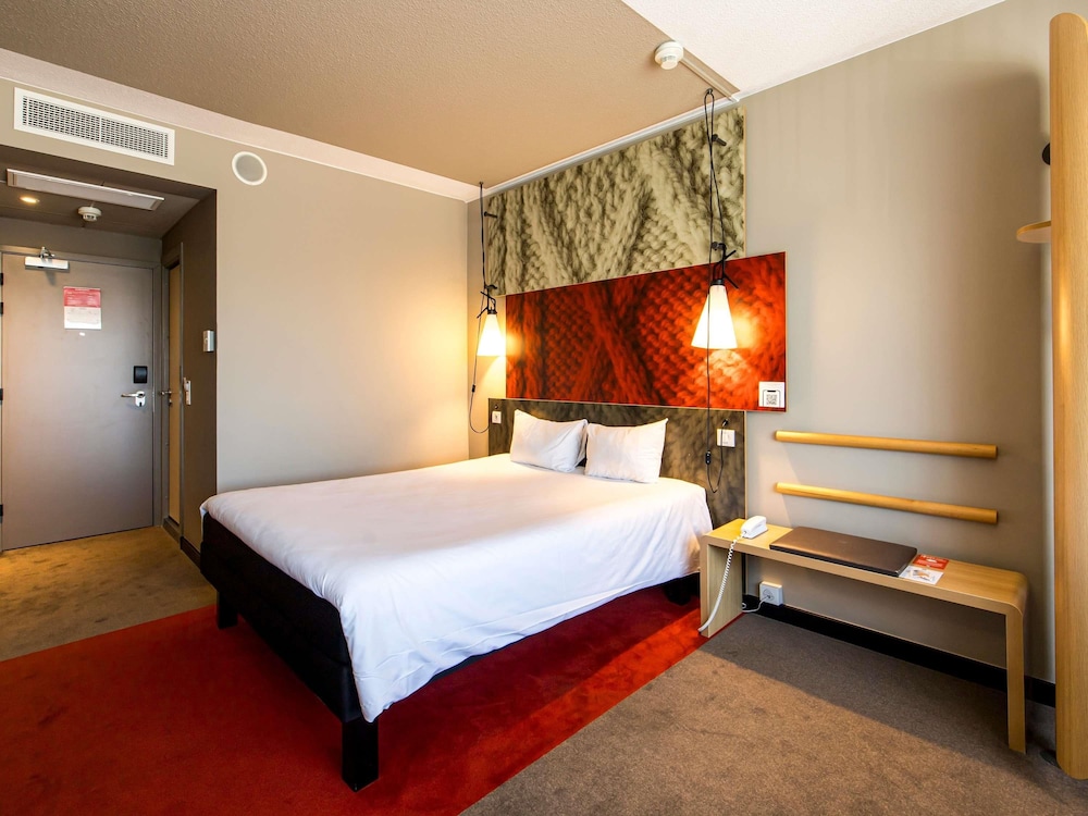 Habitación estándar adaptada para huéspedes con movilidad reducida del hotel ibis Wroclaw Centrum. Foto 4
