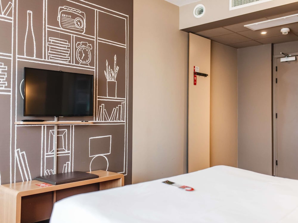Habitación estándar adaptada para huéspedes con movilidad reducida del hotel ibis Wroclaw Centrum. Foto 5