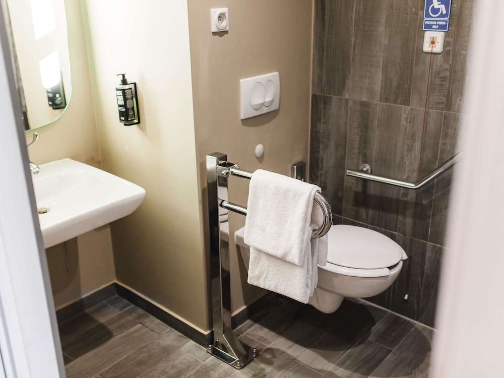 Habitación estándar adaptada para huéspedes con movilidad reducida del hotel ibis Wroclaw Centrum. Foto 6