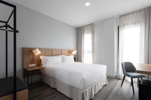 Habitación Doble Deluxe con balcón del hotel Petit Palace Vargas