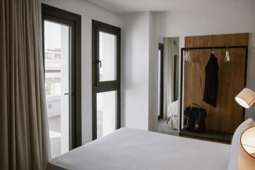 Habitación Doble Deluxe con balcón del hotel Petit Palace Vargas. Foto 1