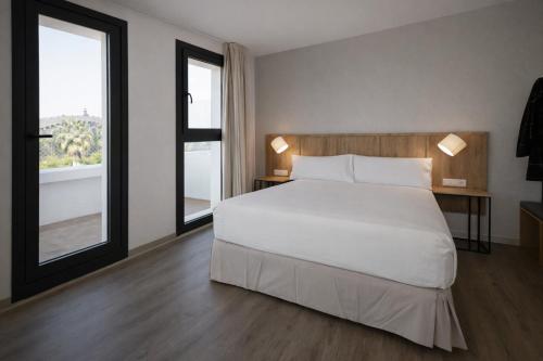 Habitación Doble Deluxe con balcón del hotel Petit Palace Vargas. Foto 2