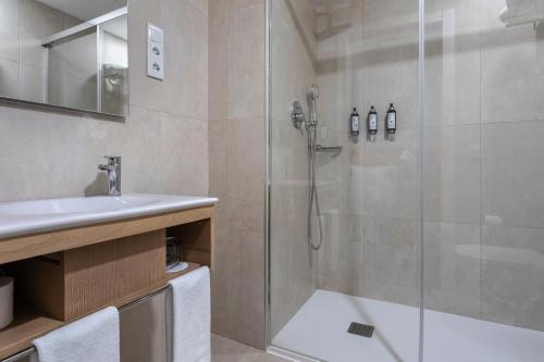 Habitación Doble Deluxe con balcón del hotel Petit Palace Vargas. Foto 7