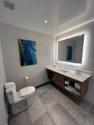 Habitación Doble con 2 camas dobles y ducha accesible en silla de ruedas - Adaptada para personas con discapacidad auditiva/movilidad reducida/Admite del hotel Wingate by Wyndham Long Island City. Foto 2