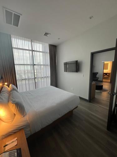 Habitación Doble con ducha accesible en silla de ruedas - 2 camas dobles - Adaptada para personas con discapacidad/discapacidad auditiva - No fumadore del hotel Wingate by Wyndham Long Island City. Foto 2