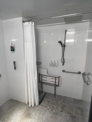 Habitación Doble con ducha accesible en silla de ruedas - 2 camas dobles - Adaptada para personas con discapacidad/discapacidad auditiva - No fumadore del hotel Wingate by Wyndham Long Island City. Foto 3