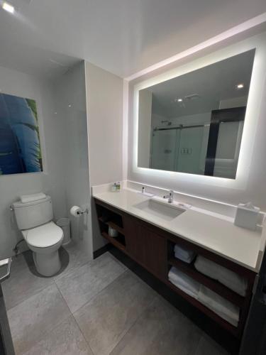 Habitación Doble con 2 camas dobles y ducha accesible en silla de ruedas - Adaptada para personas con discapacidad auditiva/movilidad reducida/Admite del hotel Wingate by Wyndham Long Island City. Foto 3