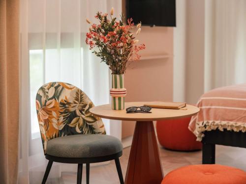 Habitación Superior con cama extragrande del hotel Ibis Styles Sevilla Santa Justa. Foto 3