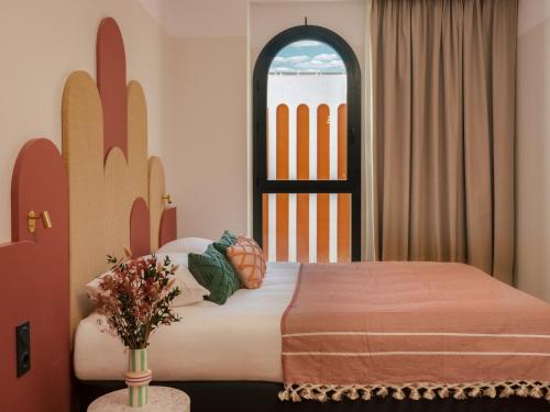 Habitación Superior con cama extragrande del hotel Ibis Styles Sevilla Santa Justa. Foto 4