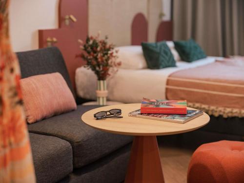 Habitación Familiar con cama doble y sofá cama del hotel Ibis Styles Sevilla Santa Justa. Foto 3