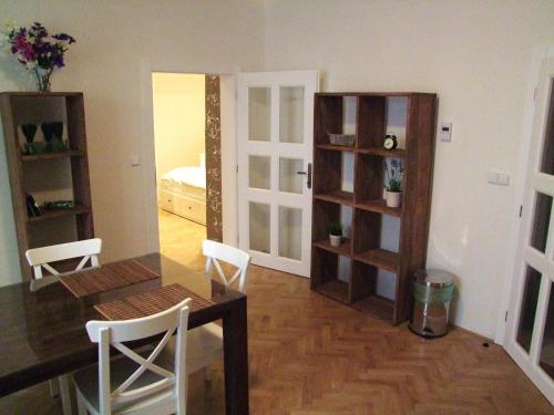 Estudio Con Cocina 1 Cama queen 1 Cama Individual del hotel Selinor Old Town Apartments 4*. Foto 1