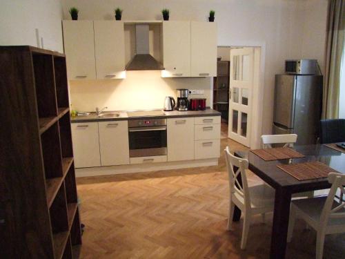 Estudio Con Cocina 1 Cama queen 1 Cama Individual del hotel Selinor Old Town Apartments 4*. Foto 2