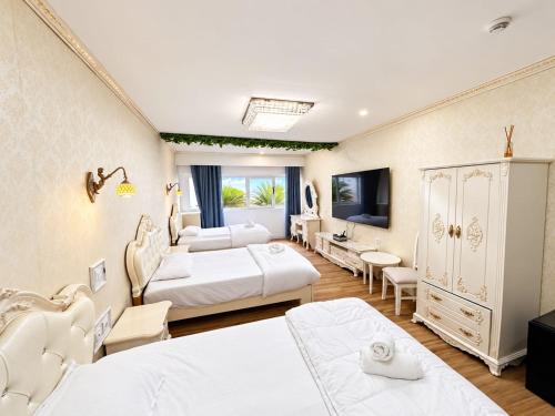 Habitación Triple con baño privado del hotel Aviación