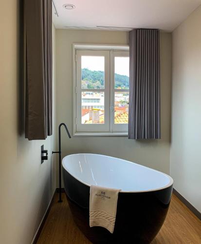 Habitación Doble Deluxe con bañera del hotel Flag Design. Foto 3