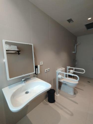 Habitación Triple del hotel Soho Boutique Palacio de Pombo. Foto 1