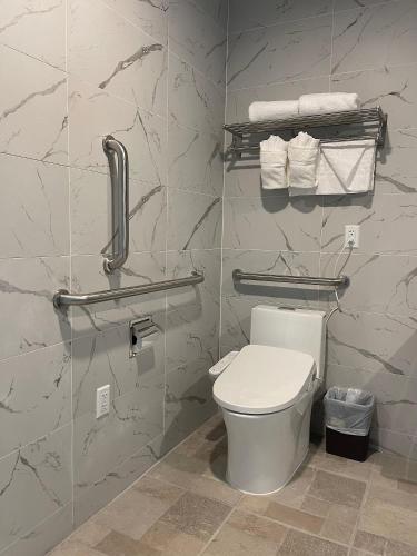 Habitación con cama extragrande - Adaptada para personas de movilidad reducida del hotel Liberty View Brooklyn. Foto 3