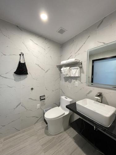 Habitación Superior con cama extragrande del hotel Liberty View Brooklyn. Foto 1