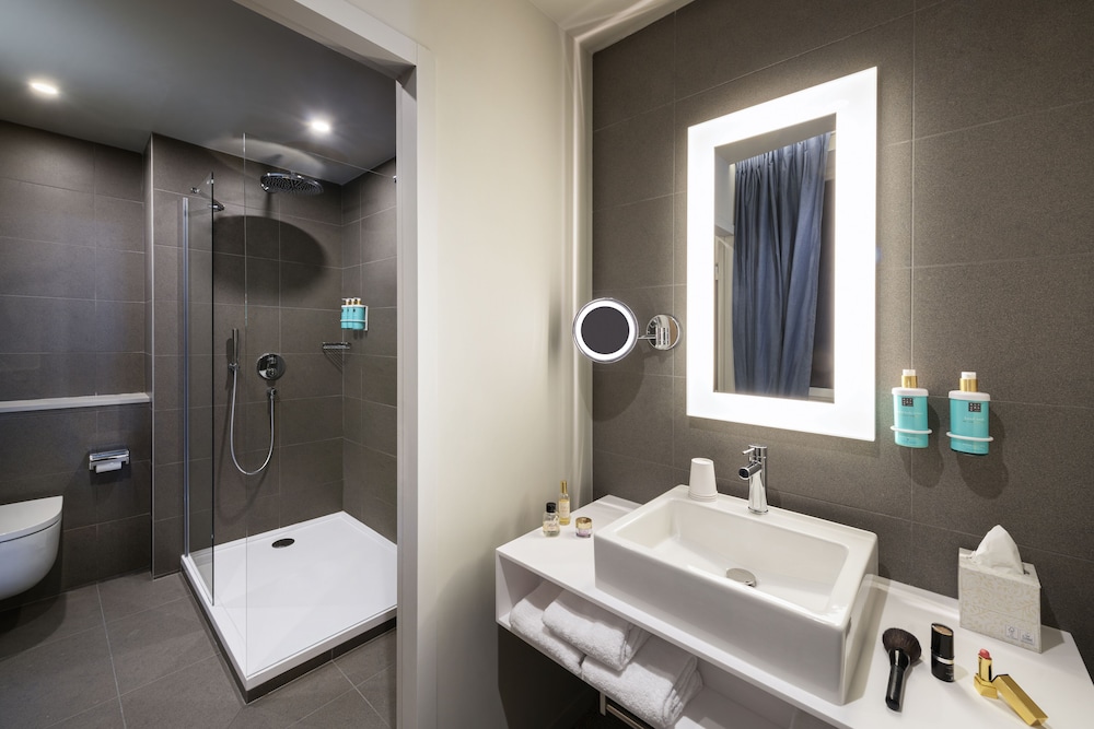 Habitación ejecutiva, 1 cama doble con sofá cama del hotel Novotel Paris 20 Belleville. Foto 3