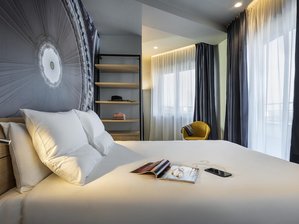 Habitación superior, 1 cama doble, balcón (Paris rooftops view) del hotel Novotel Paris 20 Belleville. Foto 5
