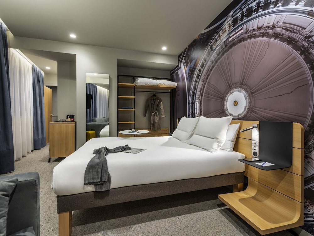 Habitación superior, 1 cama doble con sofá cama del hotel Novotel Paris 20 Belleville. Foto 4