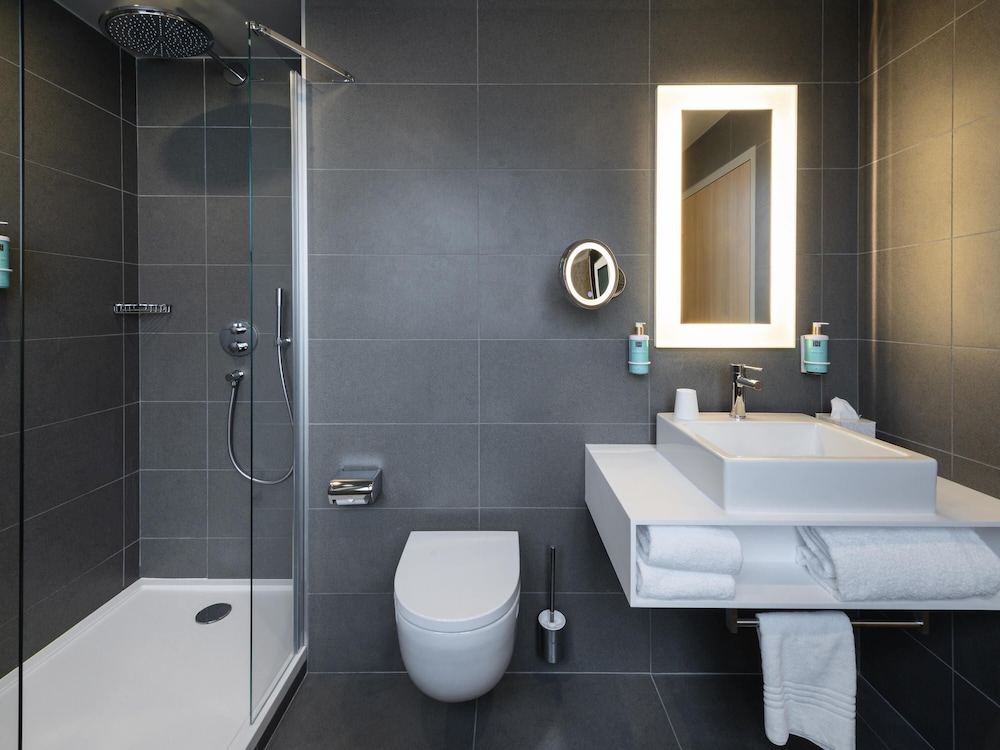 Habitación superior, 1 cama doble con sofá cama del hotel Novotel Paris 20 Belleville. Foto 6