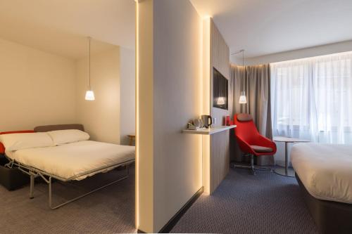 Suite de 1 dormitorio con sofá cama del hotel Holiday Inn Express Brussels - Grand-place, An Ihg. Foto 8