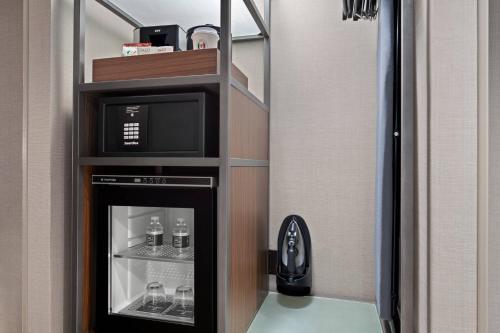 Habitación con vistas al río - adaptado para personas con discapacidad auditiva - cama extragrande del hotel AC Hotel by Marriott New York Downtown. Foto 1