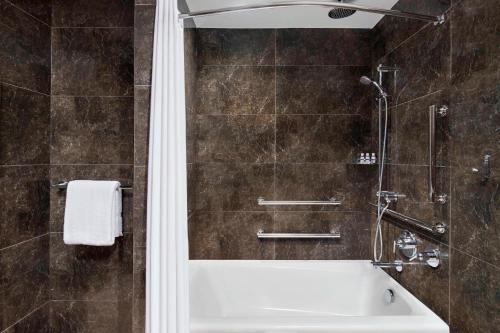 Habitación - 1 cama extragrande - No fumadores del hotel AC Hotel by Marriott New York Downtown. Foto 4