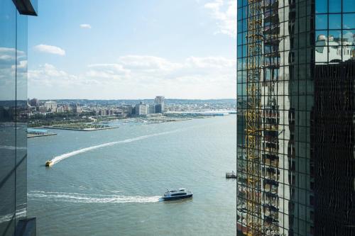 Habitación con vistas al río - Cama extragrande - No fumadores del hotel AC Hotel by Marriott New York Downtown. Foto 3