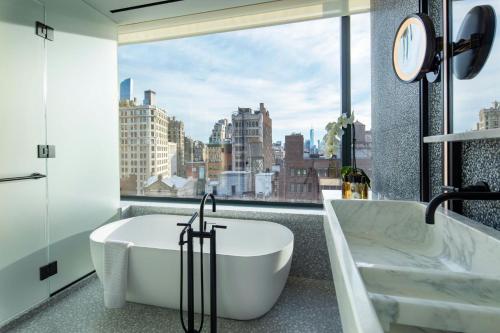 Suite NoMad de 1 dormitorio con cama extragrande - Planta baja del hotel The Ritz-Carlton New York, NoMad. Foto 4
