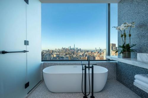 Suite Madison de 1 dormitorio con cama extragrande - Planta Club del hotel The Ritz-Carlton New York, NoMad. Foto 4